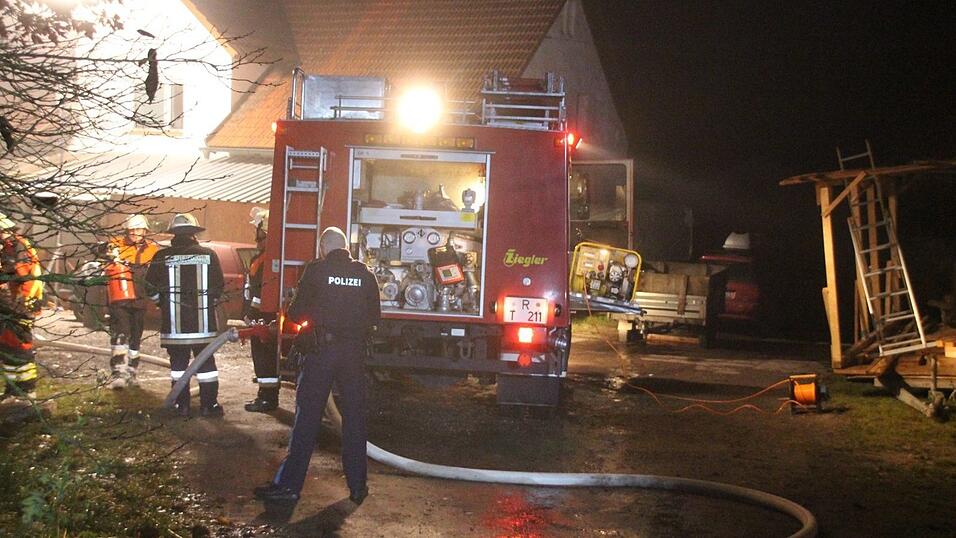 Von dem alten Wohnwagen in Bernhardswald (Kreis Regensburg) blieb nach dem Brand nicht mehr viel &uuml;brig.