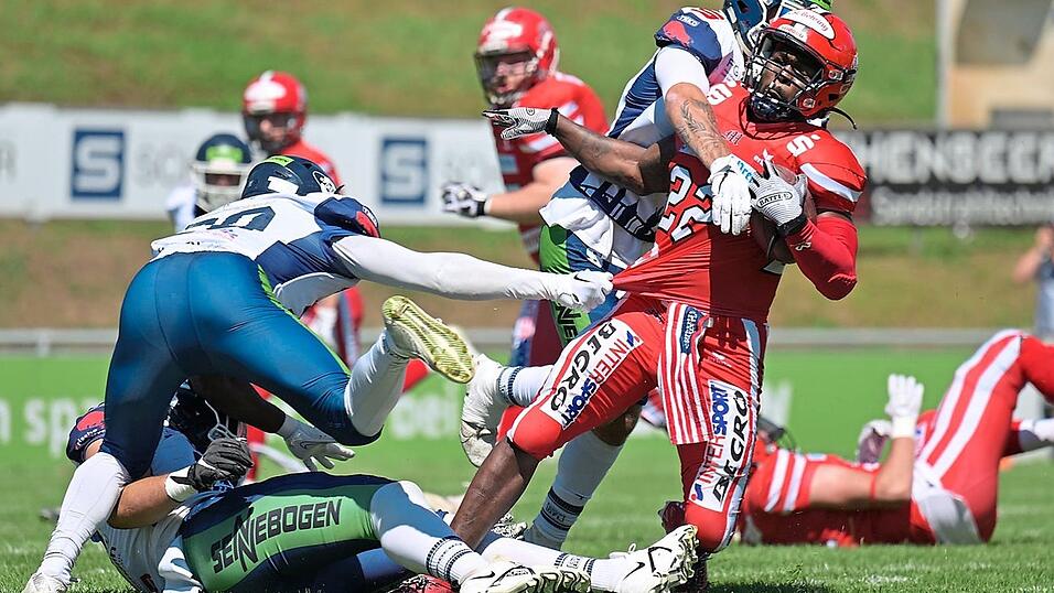 Die Verteidigung der Straubing Spiders, hier gegen die Marburg Mercenaries, wird gegen Ravensburg vor allem in der zweiten Hälfte ordentlich zupacken müssen, um den nächsten Sieg einzufahren. Die Verteidigung der Straubing Spiders, hier gegen die Marburg Mercenaries, wird gegen Ravensburg vor allem in der zweiten Hälfte ordentlich zupacken müssen, um den nächsten Sieg einzufahren.