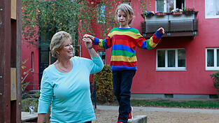 Viele Frauen, die Anspruch auf die Mütterrente haben, sind heute bereits Oma. Die Rentenversicherung meldet nun aber technische Probleme bei der Ermittlung der Empfängerinnen an.