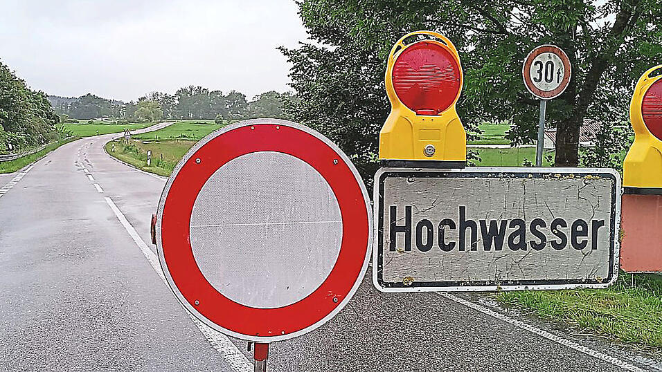 Auch bei Vilsbiburg stehen Felder unter Wasser, Straßen sind gesperrt. Auch bei Vilsbiburg stehen Felder unter Wasser, Straßen sind gesperrt.