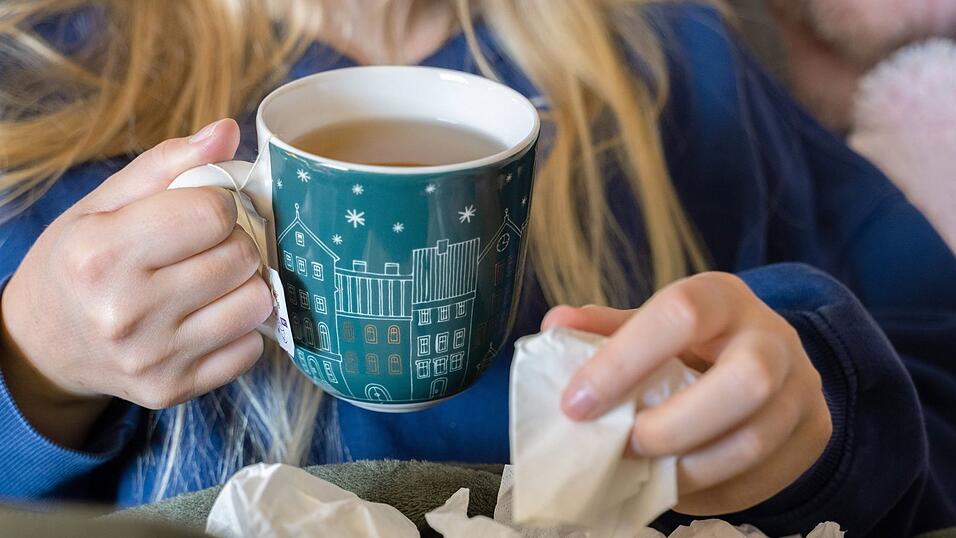 Viele Menschen liegen derzeit mit Grippe im Bett, darunter oft Kinder und Jugendliche.