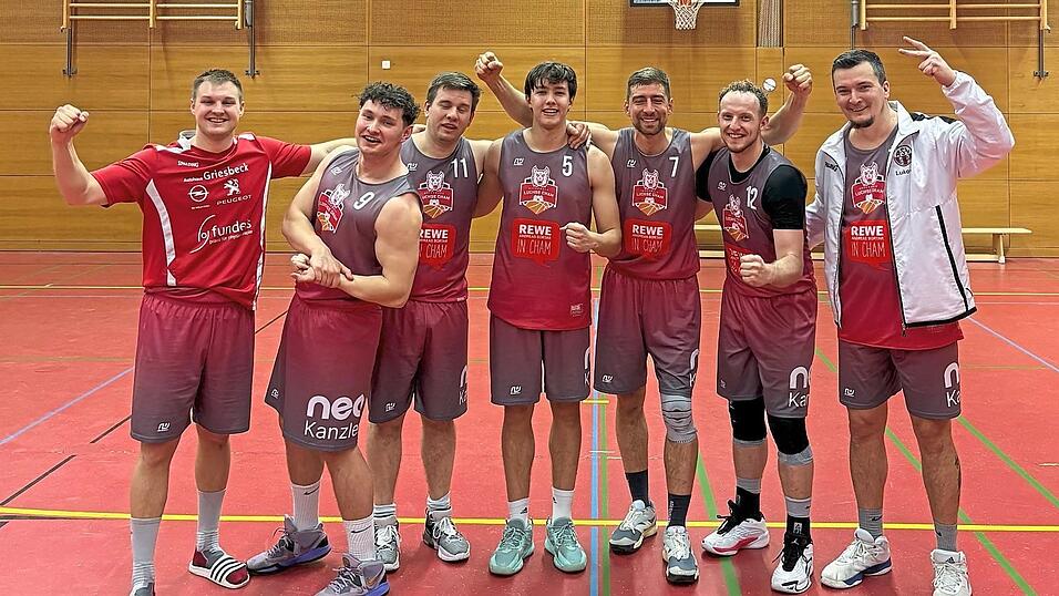 Einfach nur happy: Chams Basketballer feiern den fünften Finaleinzug der Vereinsgeschichte.