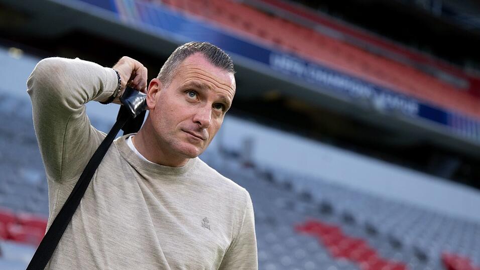 Brügges Trainer Nicky Hayen beim Rundgang durch die Allianz Arena.