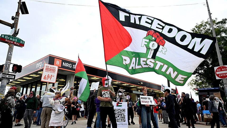Vor dem Stadion, in dem das Konzert stattfand, hatten sich propal&auml;stinensische Demonstranten versammelt.