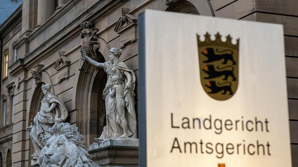 Ein Obdachloser soll ein Theaterlager in Brand gesetzt haben. (Symbolbild)