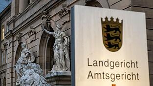 Ein Obdachloser soll ein Theaterlager in Brand gesetzt haben. (Symbolbild)