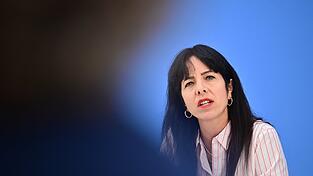 Elif Eralp bestätigte, dass die Enteignung von Wohnungsbaukonzernen im Mittelpunkt möglicher Koalitionsgespräche stehen werde. Elif Eralp bestätigte, dass die Enteignung von Wohnungsbaukonzernen im Mittelpunkt möglicher Koalitionsgespräche stehen werde.