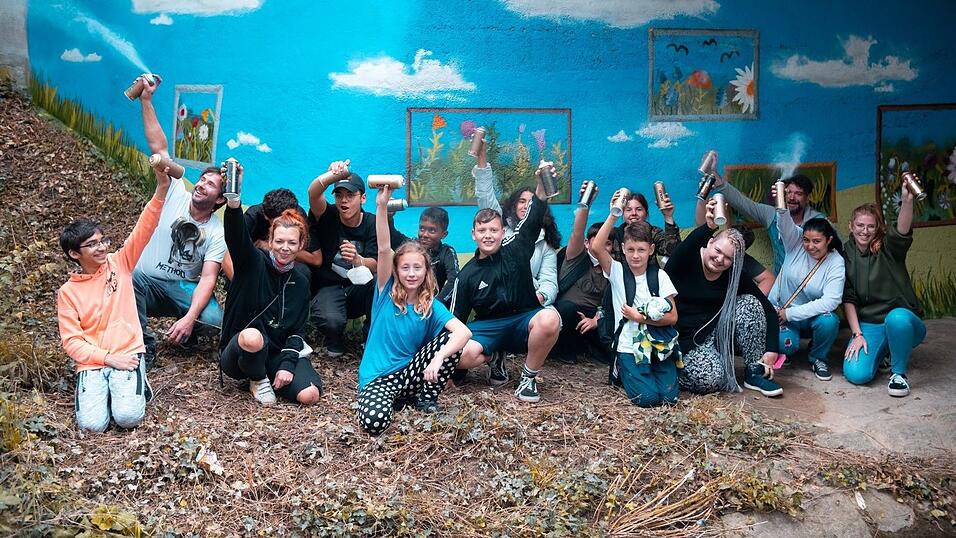 Die stolzen K&uuml;nstler mit ihren Betreuern Melanie Denk und J&uuml;rgen Borchert sowie K&uuml;nstler Philipp H&ouml;ster.