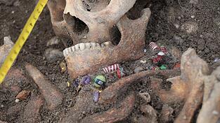 Bei dem Frauenskelett wurde eine aufwendige Kette aus bunten Glasperlen und ein Goldcollier gefunden.