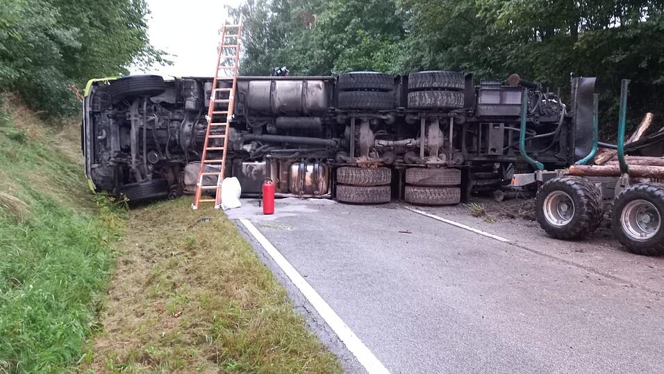 Bei dem Ausweichman&ouml;ver kippte der Lastwagen um.