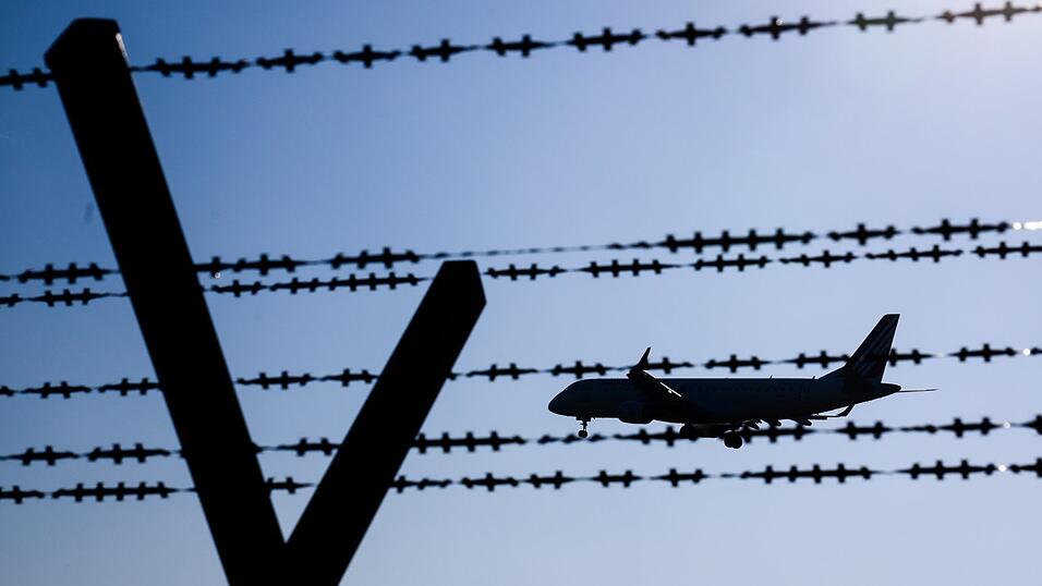 Mehr als elf Prozent der im vergangenen Jahr aus Deutschland abgeschobenen Menschen waren Kinder und Jugendliche. Das geht aus einer Antwort der Bundesregierung auf eine parlamentarische Anfrage der Linken hervor.