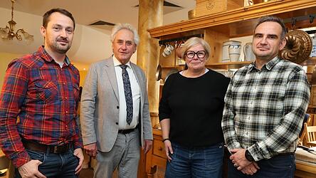 Landrat Helmut Petz (2. v. l.) stellte mit dem Pressestab des Landratsamtes, (v. l.) Robert Stangl, Susanne Zottmann und Tobias Grie&szlig;er, am Montag in Freising seinen Jahresr&uuml;ckblick 2025 vor.