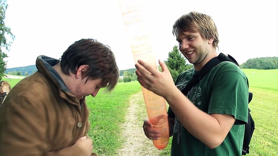 BalonokBei einem Spaziergang kommt ein junger Mann in den Besitz eines mysteri&ouml;sen Luftballon-Wesens - das Balonok. Er nimmt es mit und verst&ouml;&szlig;t gegen die einzige Regel: Das Balonok niemals f&uuml;ttern...Filmteam 'Weizau Pictures' aus Regen