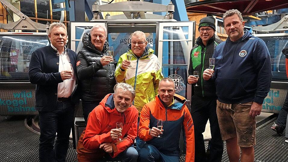 Stießen auf das Geburtstagsgeschenk an (von links): Rudi Göstl, Vorstand der Wildkogelbahnen, Altbürgermeister Peter Nindl (Neukirchen am Großvenediger), ehemaliger Vorstand Kurt Eben, Bernhard Gruber, Vorstand der Wildkogelbahnen, Sascha Baurs-Krey, der ehemalige Vorstand Stefan Kiebler und Bürgermeister Armin Grassinger (vorne).