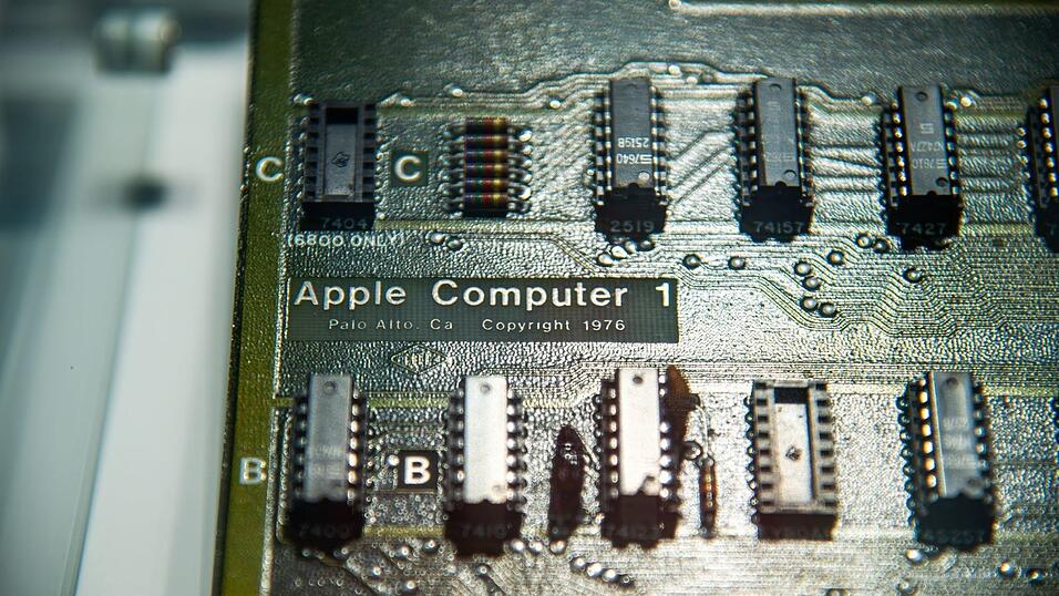 1976: Der Apple I wurde noch ohne ein Geh&auml;use oder eine Tastatur ausgeliefert.