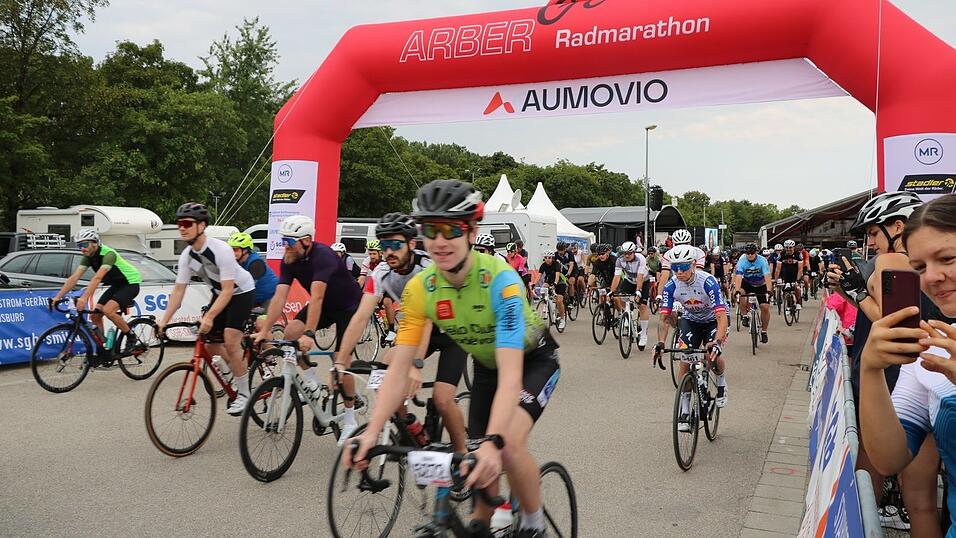 Zahlreiche Teilnehmer waren beim Arber Radmarathon wieder dabei. Zahlreiche Teilnehmer waren beim Arber Radmarathon wieder dabei.