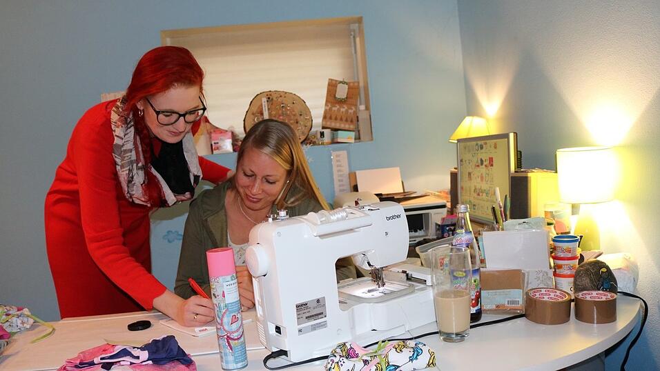 Stefanie Dindaß, die Vorsitzende des Vereins 'Handgemachtes für Sternenkinder und Frühchen' (rechts) mit Iris Rußwurm-Laufer, die ebenfalls für ihre zu früh geborenen Kinder gekämpft hat.