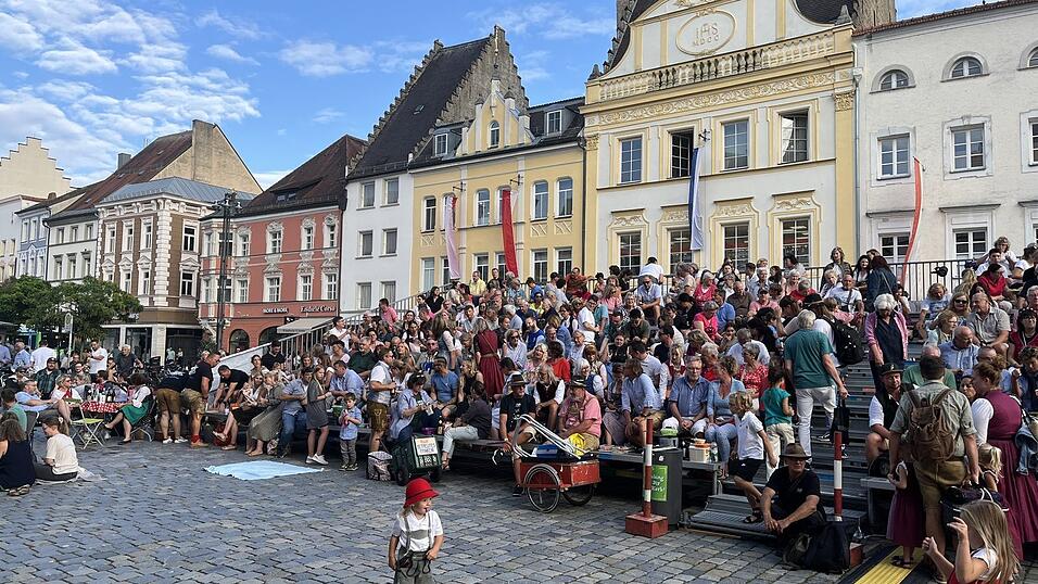Mit Brotzeit, Getr&auml;nken und z&uuml;nftiger Musi l&auml;uteten die Straubingerinnen und Straubinger voller Vorfreude ihre 'F&uuml;nfte Jahreszeit' ein.