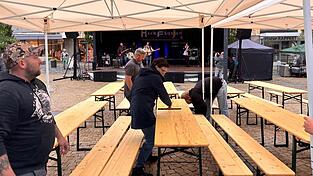 Die Partyband „Erwin und die Heckflossen“ sollte den Besuchern zum Auftakt des Stadtfestes richtig einheizen. Doch zunächst waren das Team von Bauhof und Kulturamt damit beschäftigt, Regenpavillons aufzustellen und die nassen Bierbänke abzutrocknen. Die Partyband „Erwin und die Heckflossen“ sollte den Besuchern zum Auftakt des Stadtfestes richtig einheizen. Doch zunächst waren das Team von Bauhof und Kulturamt damit beschäftigt, Regenpavillons aufzustellen und die nassen Bierbänke abzutrocknen.