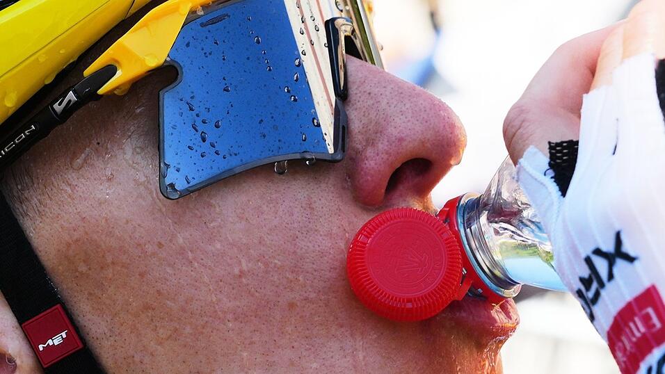 Viel trinken, Eiswürfel und Kühlwesten: So versuchen die Fahrer, Überhitzung zu vermeiden. Viel trinken, Eiswürfel und Kühlwesten: So versuchen die Fahrer, Überhitzung zu vermeiden.