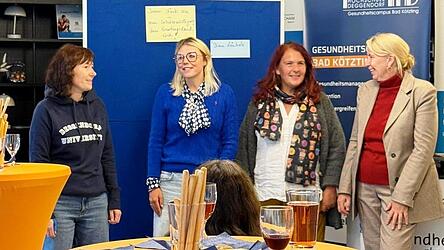 Vier ausgebuchte Veranstaltungen sind der Lohn des vielfältigen Angebots im Rahmen der Aktion „Was Frauen bewegt“ unter der Leitung und Organisation von Kathrin Martin (v.l.), Eva Liedtke (Gesundheitsregion plus) und Carola Höcherl-Neubauer (r.). Mit auf dem Bild ist Referentin Diana Zambelli.