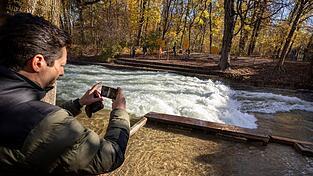 Freizeitsurfer Alexander Neumann fotografiert die - zurzeit nicht funktionstüchtige - Eisbachwelle im Englischen Garten. Freizeitsurfer Alexander Neumann fotografiert die - zurzeit nicht funktionstüchtige - Eisbachwelle im Englischen Garten.