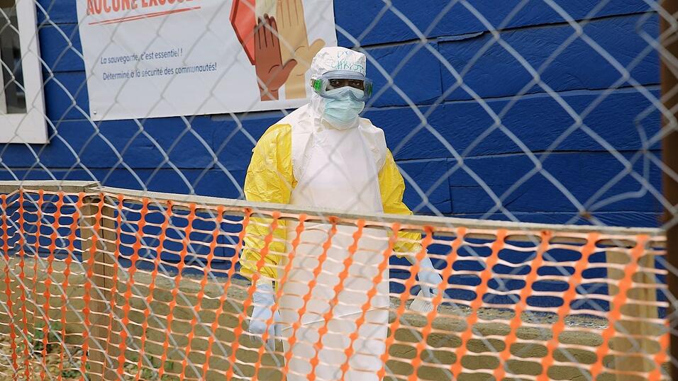 Ein Mitarbeiter des Gesundheitswesens in einem Behandlungszentrum für Ebola-Patienten im Osten des Kongo. (Archivbild) Ein Mitarbeiter des Gesundheitswesens in einem Behandlungszentrum für Ebola-Patienten im Osten des Kongo. (Archivbild)