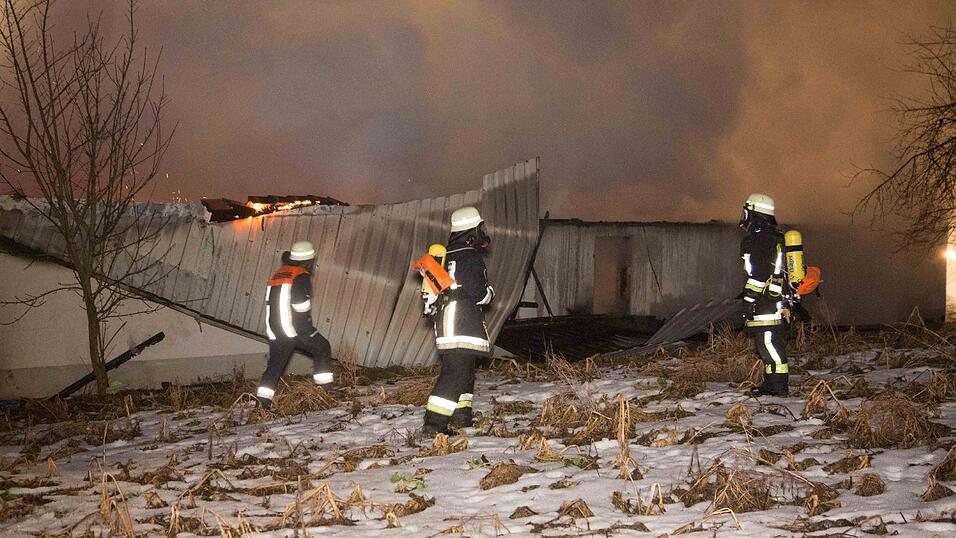 Auf einem landwirtschaftlichen Anwesen in Bibelsbach (Landkreis Landshut) ist am Freitagnachmittag ein Brand ausgebrochen. Auf einem landwirtschaftlichen Anwesen in Bibelsbach (Landkreis Landshut) ist am Freitagnachmittag ein Brand ausgebrochen.