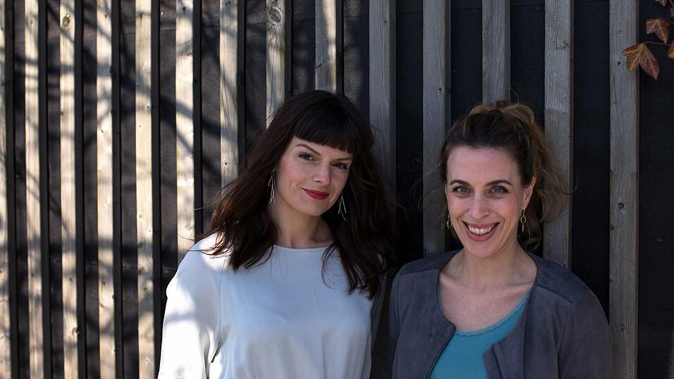 Carola Padtberg und Lena Greiner (rechts) sind Redakteurinnen beim Nachrichten-Magazin Spiegel. Sie haben die Lehrergeschichten zusammengetragen.