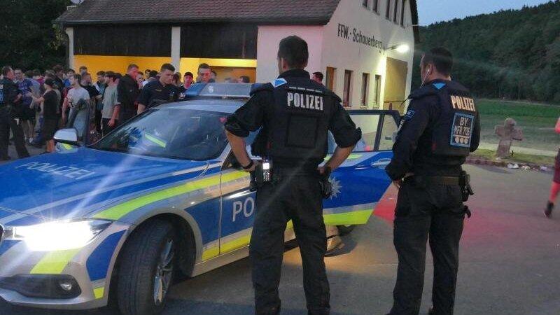 Polizisten stehen am Rand einer Hass-Demo gegen den Youtuber 'Drachenlord'.