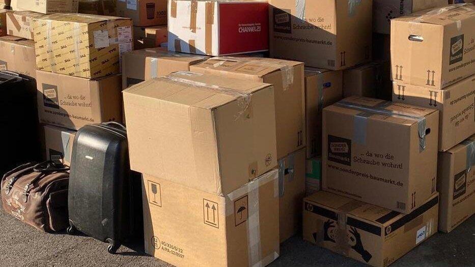 Welle der Hilfsbereitschaft: ein kleiner Teil der Pakete, die aus ganz Niederbayern zusammenkamen.