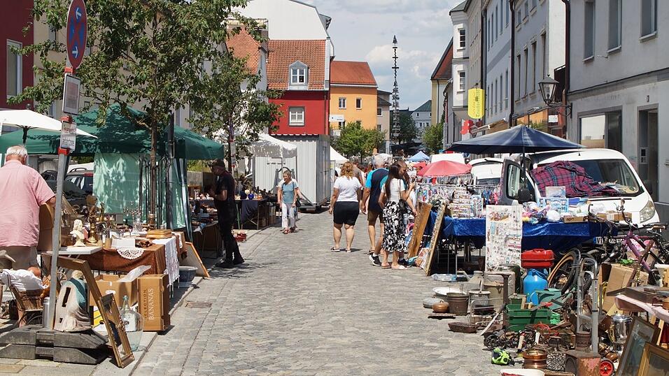 Schn&auml;ppchenj&auml;ger beim Flohmarkt in der M&ouml;nchshofstra&szlig;e