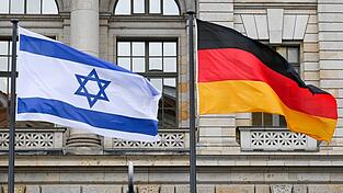 Etwa 500 Menschen setzten ein Zeichen gegen Judenhass, während rund 3600 für ein Ende des Gaza-Kriegs auf die Straße gingen. (Symbolbild)