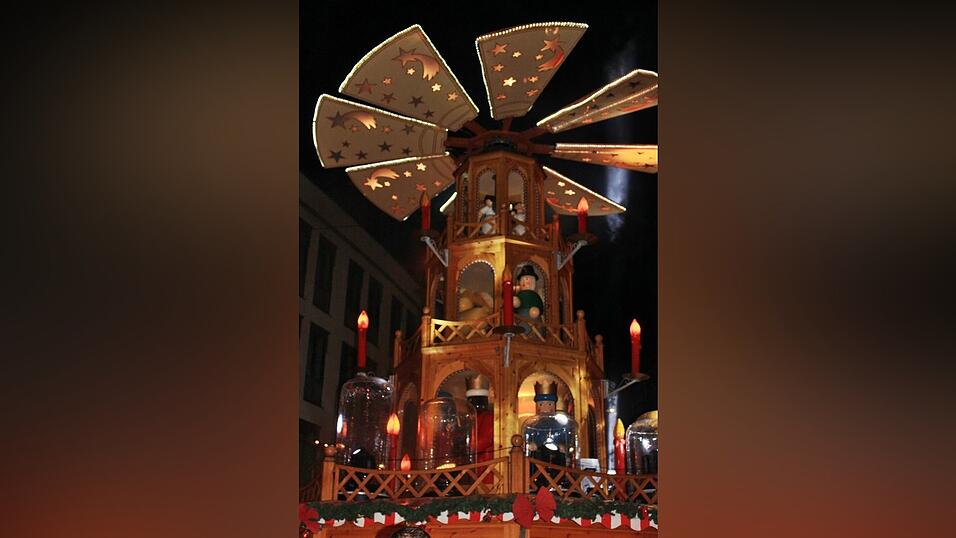 Die Landshuter haben am Freitagabend an der Weihnachtspyramide ausgelassen gefeiert. Die Landshuter haben am Freitagabend an der Weihnachtspyramide ausgelassen gefeiert.