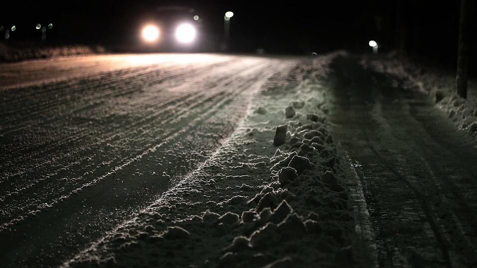 Starke Schneefälle haben am Dienstag für viele Unfälle in Niederbayern und in der Oberpfalz gesorgt (Symbolbild). Starke Schneefälle haben am Dienstag für viele Unfälle in Niederbayern und in der Oberpfalz gesorgt (Symbolbild).