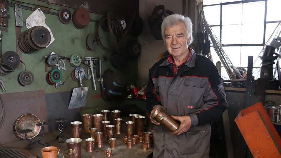 Rudi Buchtler (75) hat den ersten Kupferbecher für sich selbst gemacht, da ihm sonst keiner gefiel, der in Landshut auf dem Markt war. Stück für Stück hat sich das Talent des Schlossermeisters auch bei anderen Laho-Mitwirkenden herumgesprochen. Rudi Buchtler (75) hat den ersten Kupferbecher für sich selbst gemacht, da ihm sonst keiner gefiel, der in Landshut auf dem Markt war. Stück für Stück hat sich das Talent des Schlossermeisters auch bei anderen Laho-Mitwirkenden herumgesprochen.