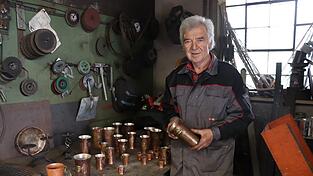 Rudi Buchtler (75) hat den ersten Kupferbecher f&uuml;r sich selbst gemacht, da ihm sonst keiner gefiel, der in Landshut auf dem Markt war. St&uuml;ck f&uuml;r St&uuml;ck hat sich das Talent des Schlossermeisters auch bei anderen Laho-Mitwirkenden herumgesprochen.