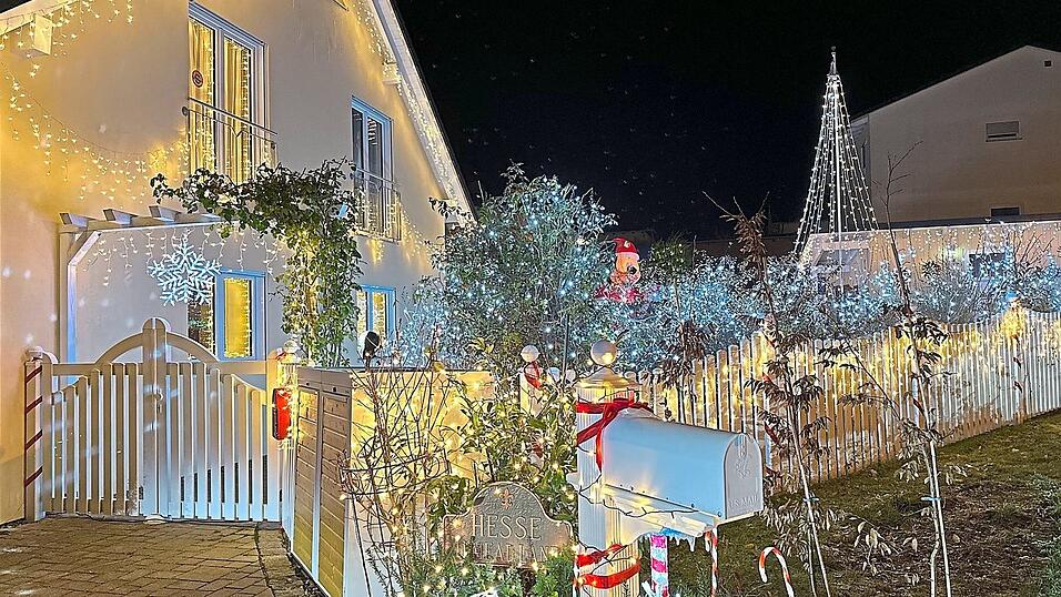 Wie es glitzert und glänzt: Familie Hesse hat sich wieder mächtig ins Zeug gelegt und ihr Anwesen im Auenweg in Furth liebevoll geschmückt. Wie es glitzert und glänzt: Familie Hesse hat sich wieder mächtig ins Zeug gelegt und ihr Anwesen im Auenweg in Furth liebevoll geschmückt.