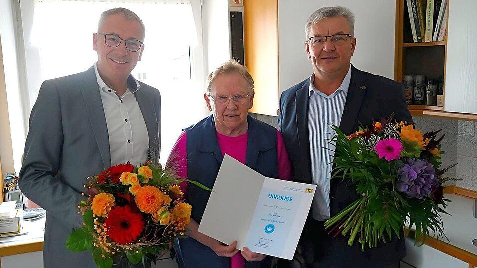 Am Montag überreichten Landrat Werner Bumeder und Bürgermeister Kargel die Auszeichnung persönlich. Am Montag überreichten Landrat Werner Bumeder und Bürgermeister Kargel die Auszeichnung persönlich.