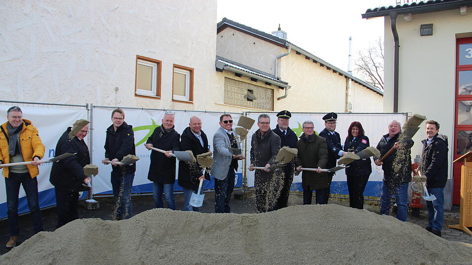 Zum Spaten griffen(v. r.): Kurt Erndl, Max Thoma, Verena Schmid, Bernd Sibler, Josef Fritsch, B&uuml;rgermeister Hans Schmalhofer, die Stadtr&auml;te Markus Schmid (CSU), Roland Unholzer (Bayernpartei), Reinhold Gems (SPD), Andreas Baumgartner (JL), Gerhard Krampfl (FW) und Arno Baumgartner.