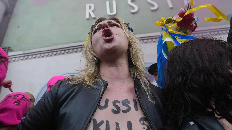 Wie oft so auch in Venedig machte die Gruppe Femen mit freiem Oberk&ouml;rper Front gegen Russland.