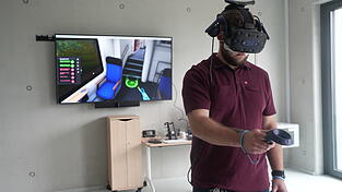 Azubi Flo übt mit einer VR-Brille für den Brandfall. Für ihn fühlt es sich an, als ob er mitten im Zug steht. Azubi Flo übt mit einer VR-Brille für den Brandfall. Für ihn fühlt es sich an, als ob er mitten im Zug steht.