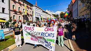 2025 zogen Hunderte Teilnehmer beim ersten CSD im Bayerischen Wald durch die Zwieseler Innenstadt. 2025 zogen Hunderte Teilnehmer beim ersten CSD im Bayerischen Wald durch die Zwieseler Innenstadt.