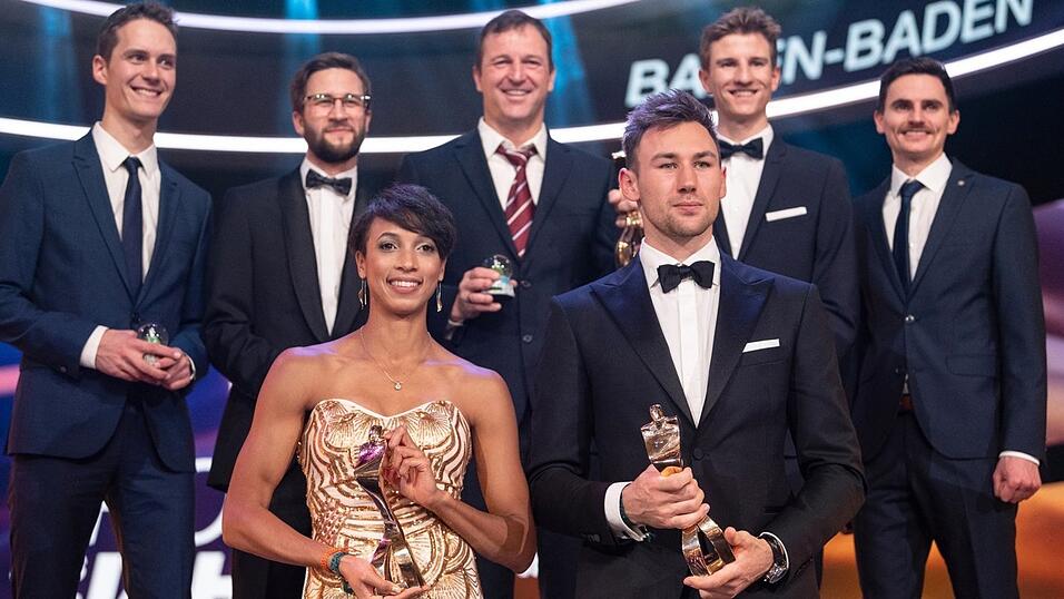 GRUPPENBILD MIT DAME: Die geehrten Sportler(innen) Malaika Mihambo, Nklas Kaul und das deutsche Skisprung-Team. GRUPPENBILD MIT DAME: Die geehrten Sportler(innen) Malaika Mihambo, Nklas Kaul und das deutsche Skisprung-Team.