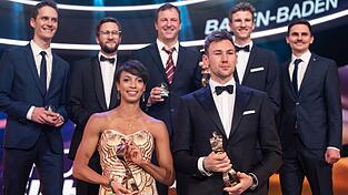 GRUPPENBILD MIT DAME: Die geehrten Sportler(innen) Malaika Mihambo, Nklas Kaul und das deutsche Skisprung-Team. GRUPPENBILD MIT DAME: Die geehrten Sportler(innen) Malaika Mihambo, Nklas Kaul und das deutsche Skisprung-Team.