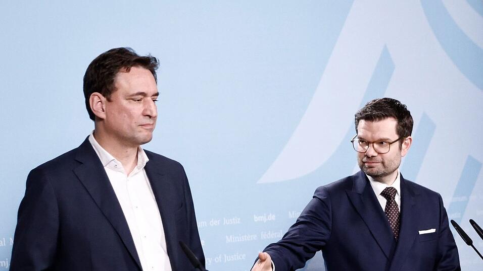 Bundesjustizminister Marco Buschmann (r) streckt Georg Eisenreich die Hand entgegen. Bundesjustizminister Marco Buschmann (r) streckt Georg Eisenreich die Hand entgegen.