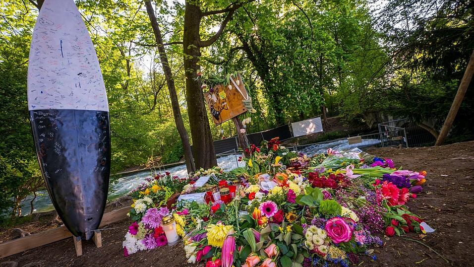 Blumen erinnern im vergangenen Fürhjahr an das tödliche Unglück. (Archivfoto) Blumen erinnern im vergangenen Fürhjahr an das tödliche Unglück. (Archivfoto)