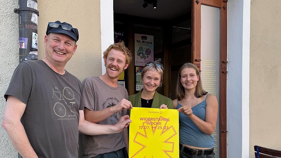 Kersten Osterhaus (von links), Johannes Kroeker, Carla Rösch und Mirjam Steinseifer bereiten ihr Kulturcafé für die Aktionswoche vor. Kersten Osterhaus (von links), Johannes Kroeker, Carla Rösch und Mirjam Steinseifer bereiten ihr Kulturcafé für die Aktionswoche vor.