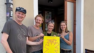 Kersten Osterhaus (von links), Johannes Kroeker, Carla Rösch und Mirjam Steinseifer bereiten ihr Kulturcafé für die Aktionswoche vor. Kersten Osterhaus (von links), Johannes Kroeker, Carla Rösch und Mirjam Steinseifer bereiten ihr Kulturcafé für die Aktionswoche vor.