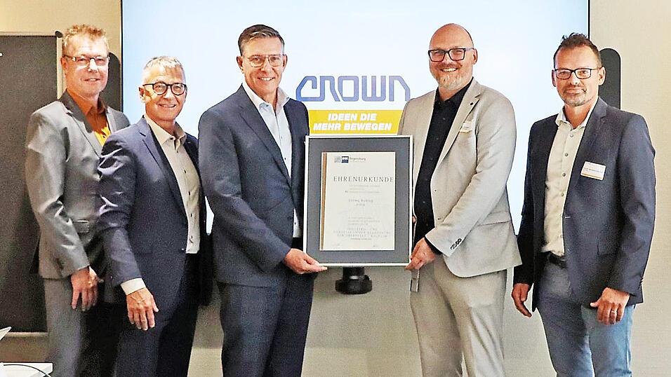 Ken Dufford, Crowns Vice President Europe (Dritter von rechts), und Werksleiter Mario Kulzer (Zweiter von links) nehmen die Urkunde der IHK entgegen. Ken Dufford, Crowns Vice President Europe (Dritter von rechts), und Werksleiter Mario Kulzer (Zweiter von links) nehmen die Urkunde der IHK entgegen.
